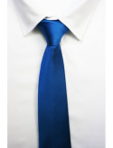 corbata azul marino estrecha raya blanca